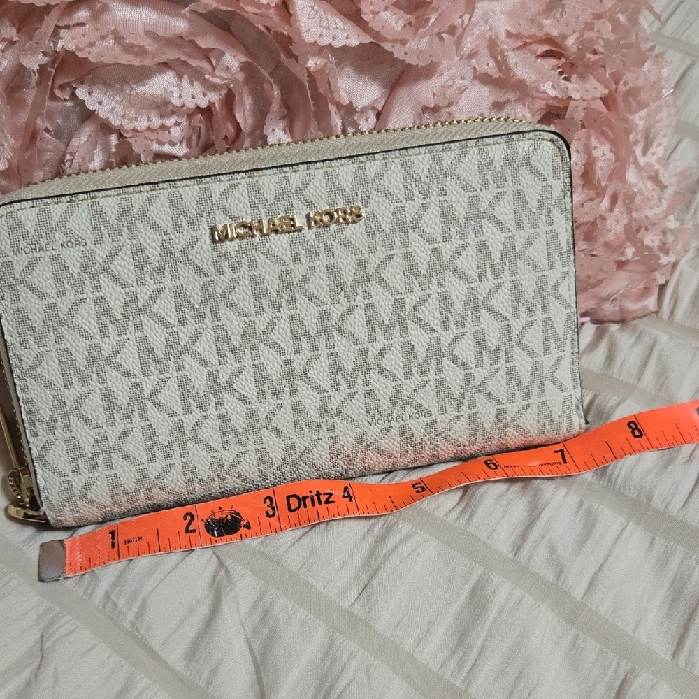 Michael Kors Beige and Gold Wallet - Picture 8 of 9